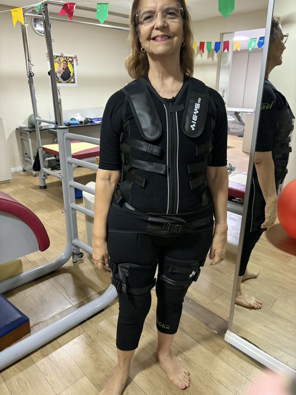 Paciente utilizando equipamento de estimulação muscular